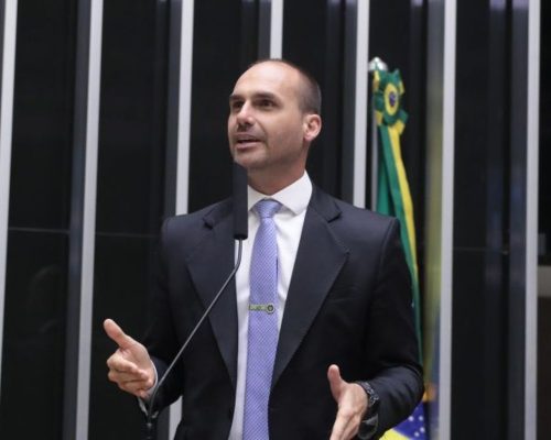 PGR afirma que deputados não podem pedir prisão de Eduardo Bolsonaro