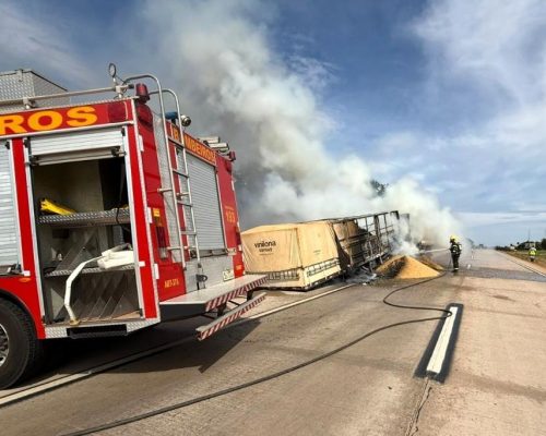 Corpo de Bombeiros controla incêndio em carreta carregada com soja na BR-364