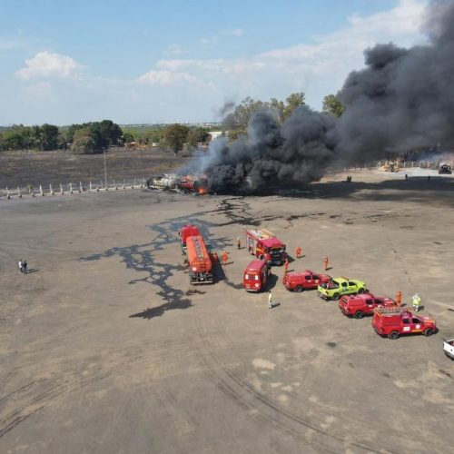 Corpo de Bombeiros combate incêndio em carretas em posto de combustível
