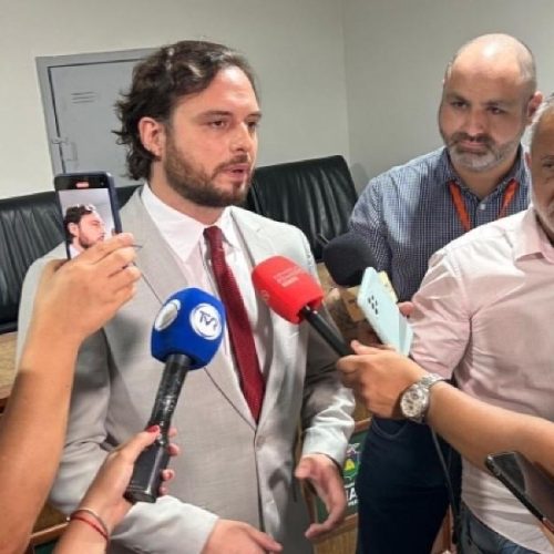 Vereador Daniel Monteiro questiona viagem internacional de Abílio Brunini e critica busca por empréstimos no exterior