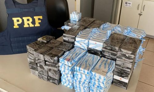 Fiscalização flagra carro de luxo “abarrotado” com iPhone 17 na BR-163