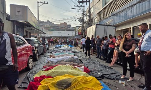 Cenas de guerra: moradores da Penha levam 54 corpos para praça após operação policial no Rio de Janeiro