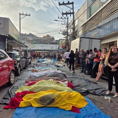 Cenas de guerra: moradores da Penha levam 54 corpos para praça após operação policial no Rio de Janeiro