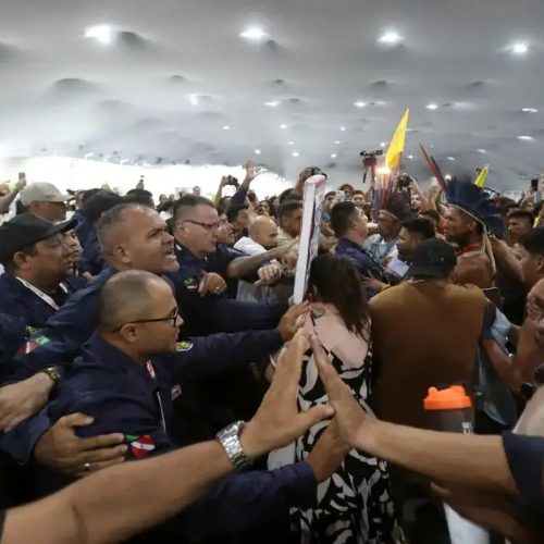 Manifestantes tentam invadir área da ONU na COP30 e confronto deixa segurança ferido
