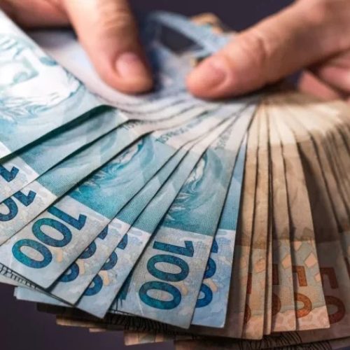 13º salário cai no mesmo dia da Black Friday e deve turbilhonar o comércio