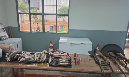 PM prende homem e apreende espingardas e 40 quilos de carnes de caça e pescado ilegal