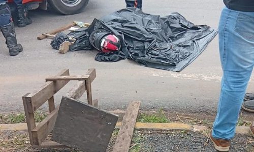 Passageira de moto morre em colisão com caminhão no Distrito Industrial