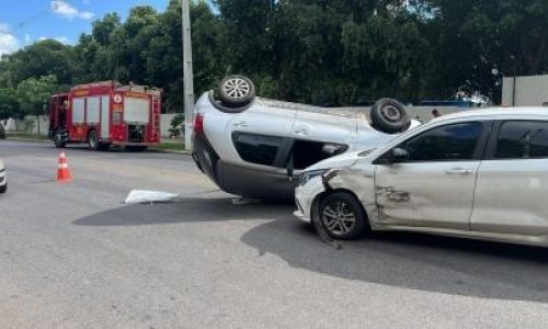 Mulher fica ferida após colisão entre carros e capotamento em Várzea Grande