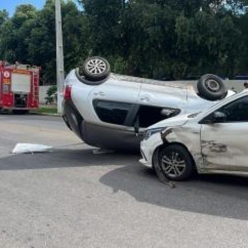 Mulher fica ferida após colisão entre carros e capotamento em Várzea Grande