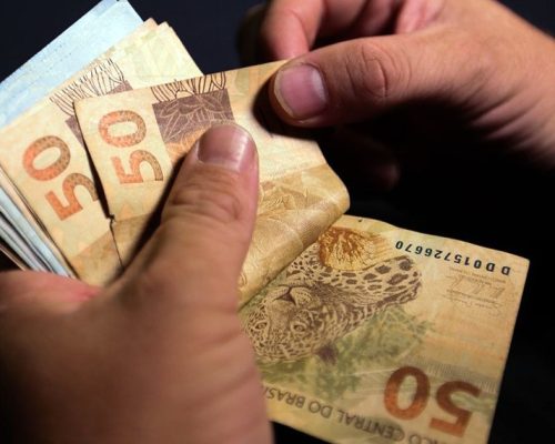 Abono salarial muda em 2026 e regras mais rígidas começam a reduzir público