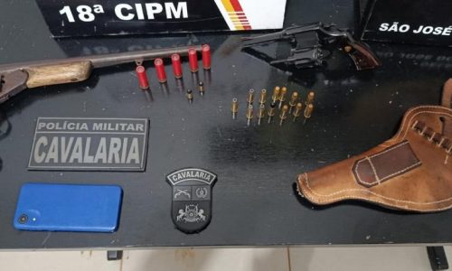 Cavalaria da Polícia Militar prende faccionado com duas armas de fogo e munições em São José do Rio Claro