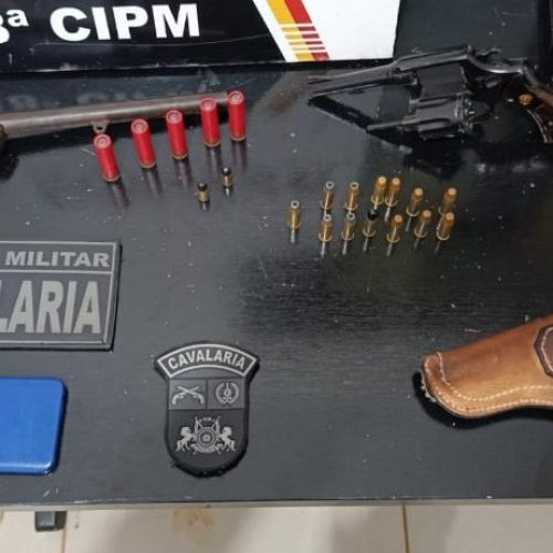 Cavalaria da Polícia Militar prende faccionado com duas armas de fogo e munições em São José do Rio Claro