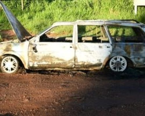 Carro funerário pega fogo na BR-163 em Rondonópolis; urna com corpo é salva por populares