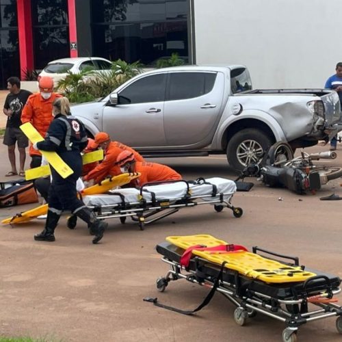 Bombeiros militares socorrem vítima após acidente de trânsito em avenida