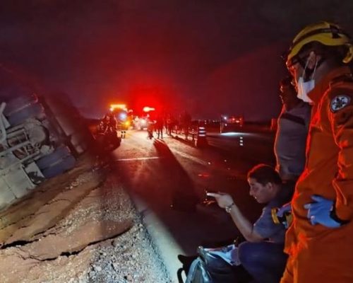 Ônibus com 26 passageiros capota na BR-163 em MT; seis pessoas ficam em estado grave