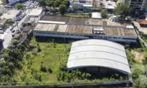 Entre promessas e abandono, antiga Escola Nilo Póvoas segue tomada pelo mato após seis anos fechada