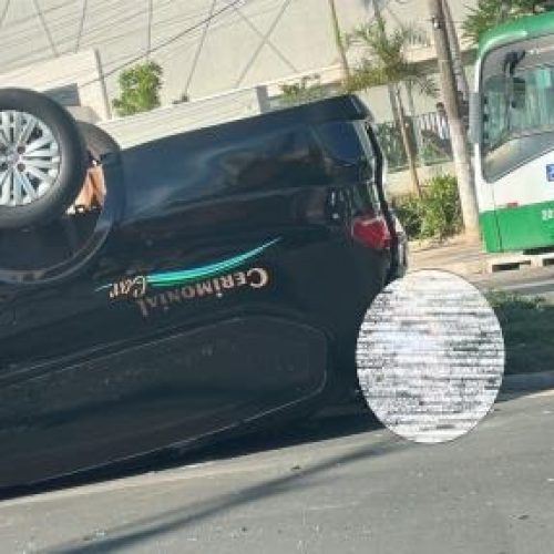 Carro funerário capota na Avenida Fernando Corrêa e corpo fica parcialmente exposto
