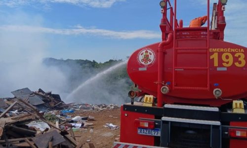 Corpo de Bombeiros combate incêndio em aterro sanitário em Primavera do Leste
