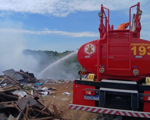 Corpo de Bombeiros combate incêndio em aterro sanitário em Primavera do Leste