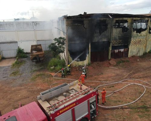 Corpo de Bombeiros combate incêndio em depósito abandonado em Várzea Grande