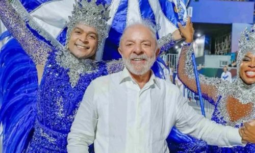 Entre aplausos e vaias: desfile que homenageou Lula termina em rebaixamento e expõe o Brasil dividido entre política e idolatria