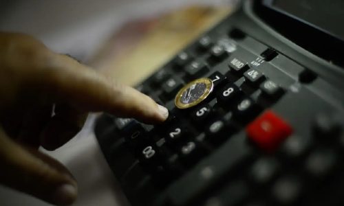 Banco Central inicia ciclo de queda dos juros após quase 2 anos e reduz Selic para 14,75% ao ano