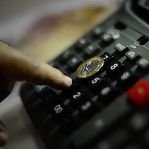 Banco Central inicia ciclo de queda dos juros após quase 2 anos e reduz Selic para 14,75% ao ano