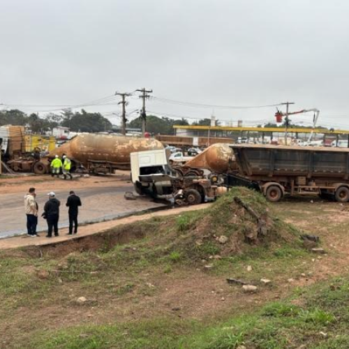 Motorista embriagado é preso após provocar grave acidente entre carretas na BR-364, em Cuiabá