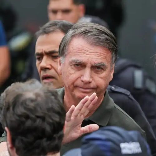 Bolsonaro declara Flávio como seu porta-voz e pré-candidato à Presidência em meio à crise com Michelle
