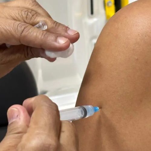 Mato Grosso inicia aplicação de nova vacina que amplia proteção contra pneumonia e meningite; veja quem pode receber