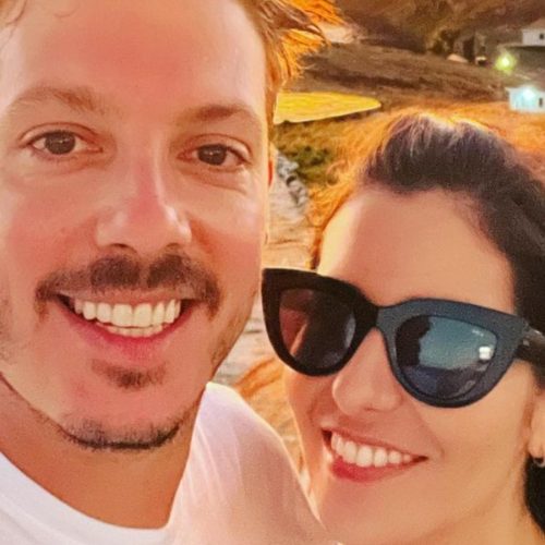 Fábio Porchat anuncia casamento para 2027 e surpreende ao fazer convite ao grupo Revelação ao vivo