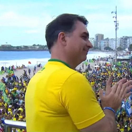 Com discurso de Bolsonaro, Flávio Bolsonaro inicia oficialmente campanha à Presidência em Copacabana