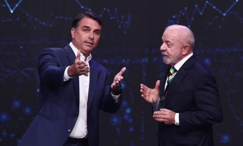 Por que Flávio Bolsonaro e Lula foram orientados a mudar de postura? O que está por trás da estratégia para o último debate