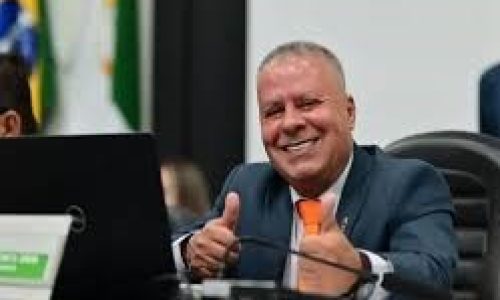 Retorno silencioso: Chico 2000 volta à Câmara após afastamento judicial e evita imprensa