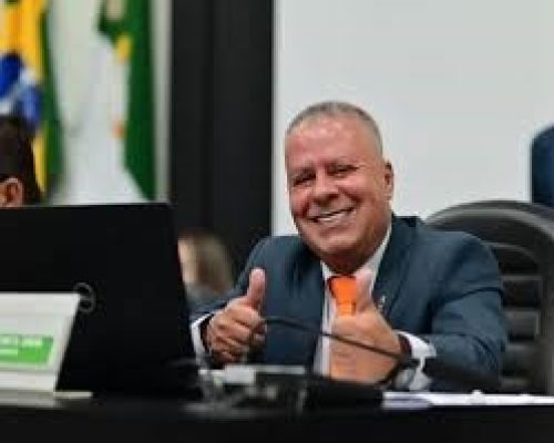 Retorno silencioso: Chico 2000 volta à Câmara após afastamento judicial e evita imprensa