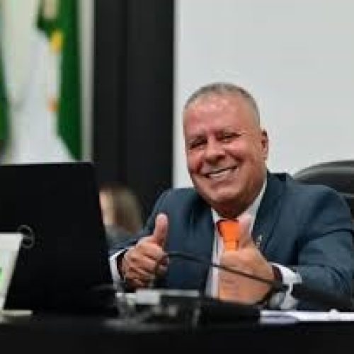 Retorno silencioso: Chico 2000 volta à Câmara após afastamento judicial e evita imprensa