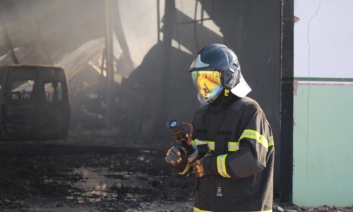 Incêndio de grandes proporções destrói depósito da Prefeitura e mobiliza força-tarefa durante toda a madrugada em Várzea Grande