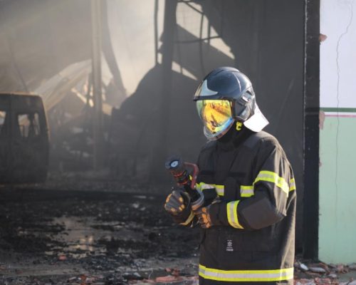 Incêndio de grandes proporções destrói depósito da Prefeitura e mobiliza força-tarefa durante toda a madrugada em Várzea Grande