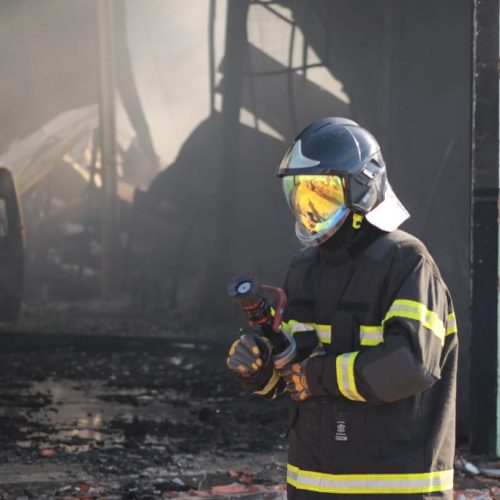 Incêndio de grandes proporções destrói depósito da Prefeitura e mobiliza força-tarefa durante toda a madrugada em Várzea Grande