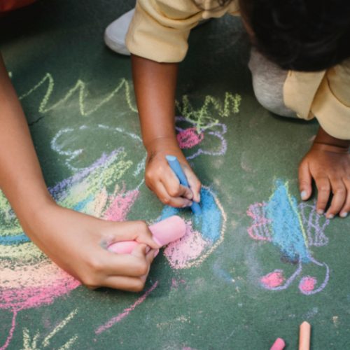 Férias escolares exigem atenção redobrada para garantir segurança e direitos de crianças e adolescentes