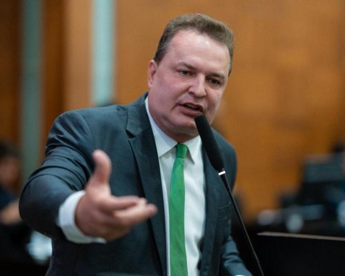 Max Russi denuncia “edital fechado” em licitação de OS e boicote a deputados na Secretaria de Saúde