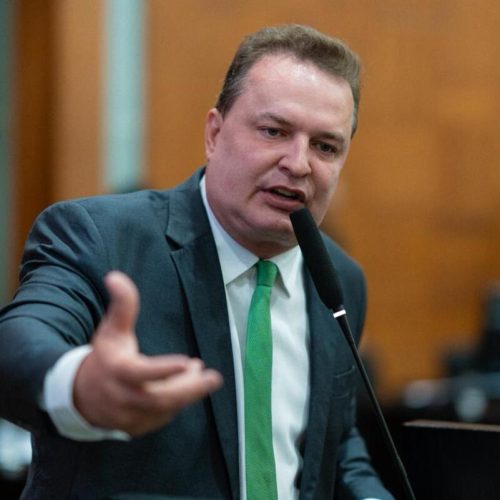 Max Russi denuncia “edital fechado” em licitação de OS e boicote a deputados na Secretaria de Saúde