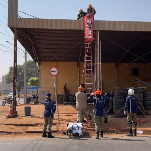 Bombeiros resgatam duas vítimas de acidente com fios de alta tensão; uma foi a óbito