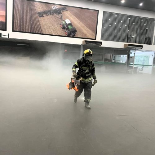 Corpo de Bombeiros combate incêndio em concessionária em Primavera do Leste