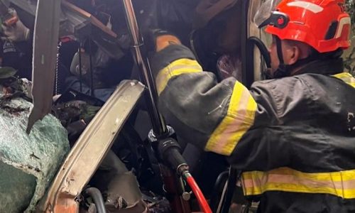 Duas pessoas ficam presas às ferragens após acidente entre carretas na MT-358