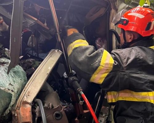 Duas pessoas ficam presas às ferragens após acidente entre carretas na MT-358
