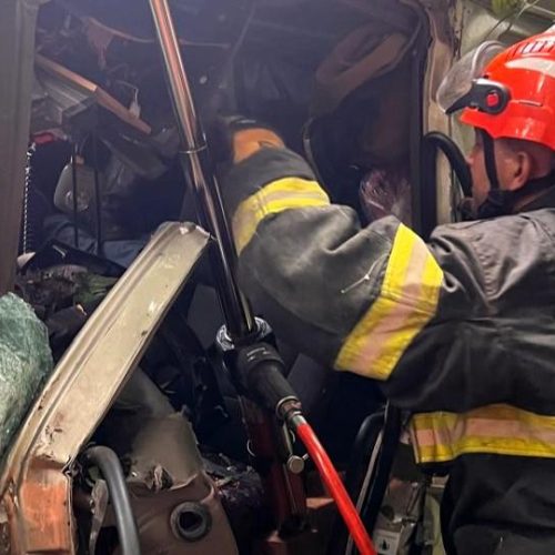 Duas pessoas ficam presas às ferragens após acidente entre carretas na MT-358