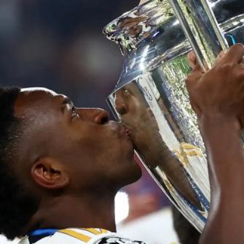 Vini Júnior recebe troféu de melhor jogador da Liga dos Campeões 2023/2024