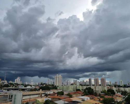 Cuiabá tem terça-feira chuvosa e previsão indica mais instabilidade nos próximos dias